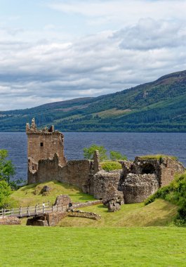 İskoçya turistik merkezi - Loch Ness 'in batı kıyısındaki Urquhart Kalesi kalıntıları (birçok Nessie görüldüğü yer) - Drumnadrochit, Highland, İskoçya, Birleşik Krallık - 18 Temmuz 2021