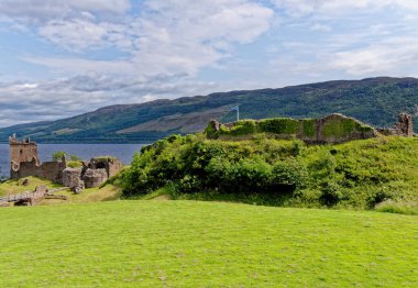 İskoçya turistik merkezi - Loch Ness 'in batı kıyısındaki Urquhart Kalesi kalıntıları (birçok Nessie görüldüğü yer) - Drumnadrochit, Highland, İskoçya, Birleşik Krallık - 18 Temmuz 2021