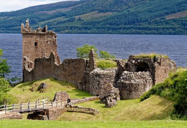 İskoçya turistik merkezi - Loch Ness 'in batı kıyısındaki Urquhart Kalesi kalıntıları (birçok Nessie görüldüğü yer) - Drumnadrochit, Highland, İskoçya, Birleşik Krallık - 18 Temmuz 2021