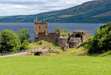İskoçya turistik merkezi - Loch Ness 'in batı kıyısındaki Urquhart Kalesi kalıntıları (birçok Nessie görüldüğü yer) - Drumnadrochit, Highland, İskoçya, Birleşik Krallık - 18 Temmuz 2021