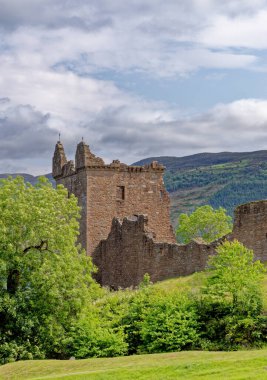 İskoçya turistik merkezi - Loch Ness 'in batı kıyısındaki Urquhart Kalesi kalıntıları (birçok Nessie görüldüğü yer) - Drumnadrochit, Highland, İskoçya, Birleşik Krallık - 18 Temmuz 2021