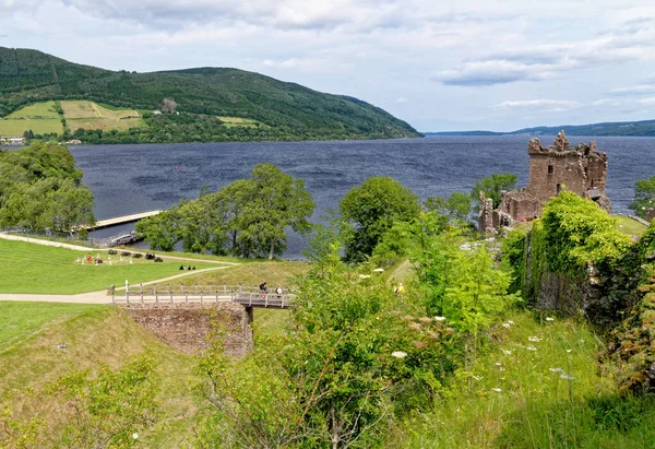 Skoçya Turistik Merkezi Loch Ness Batı Kıyısındaki Urquhart Kalesi Kalıntıları — Stok fotoğraf