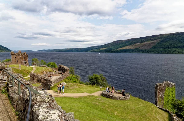 Skoçya Turistik Merkezi Loch Ness Batı Kıyısındaki Urquhart Kalesi Kalıntıları — Stok fotoğraf