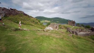 İskoçya turistik merkezi - Loch Ness 'in batı kıyısındaki Urquhart Kalesi kalıntıları (birçok Nessie görüldüğü yer) - Drumnadrochit, Highland, İskoçya, Birleşik Krallık - 18 Temmuz 2021