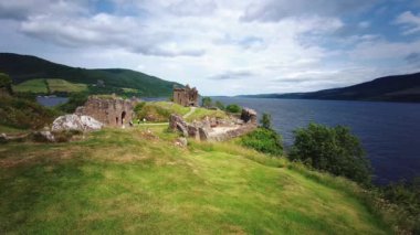 İskoçya turistik merkezi - Loch Ness 'in batı kıyısındaki Urquhart Kalesi kalıntıları (birçok Nessie görüldüğü yer) - Drumnadrochit, Highland, İskoçya, Birleşik Krallık - 18 Temmuz 2021