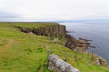 Dunnet Head 'de, Caithness' te, İskoçya 'nın kuzey kıyısında Büyük Britanya' nın en kuzeydeki kayalıkları. Caithness, İskoçya, Birleşik Krallık, Avrupa. 19 Temmuz 2021