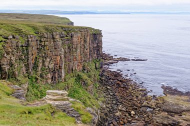 Dunnet Head 'de, Caithness' te, İskoçya 'nın kuzey kıyısında Büyük Britanya' nın en kuzeydeki kayalıkları. Caithness, İskoçya, Birleşik Krallık, Avrupa. 19 Temmuz 2021