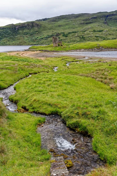 苏格兰Ardvreck城堡的废墟景观景观 该城堡是位于Loch Assynt海岸的一座被毁的16世纪城堡 2021年7月19日英国苏格兰高地萨瑟兰 — 图库照片