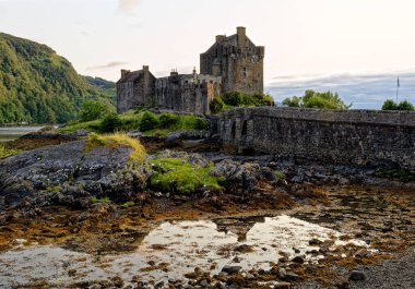 Gün batımında Duich Gölü 'ndeki Eilean Donan Kalesi, Dornie, Batı İskoçya, İngiltere. 19 Temmuz 2021