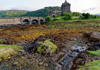 Gün batımında Duich Gölü 'ndeki Eilean Donan Kalesi, Dornie, Batı İskoçya, İngiltere. 19 Temmuz 2021