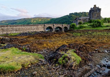 Gün batımında Duich Gölü 'ndeki Eilean Donan Kalesi, Dornie, Batı İskoçya, İngiltere. 19 Temmuz 2021