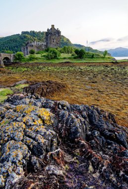 Gün batımında Duich Gölü 'ndeki Eilean Donan Kalesi, Dornie, Batı İskoçya, İngiltere. 19 Temmuz 2021