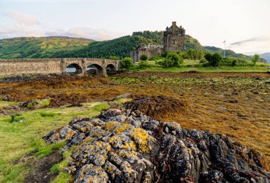 Gün batımında Duich Gölü 'ndeki Eilean Donan Kalesi, Dornie, Batı İskoçya, İngiltere. 19 Temmuz 2021