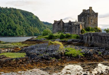 Gün batımında Duich Gölü 'ndeki Eilean Donan Kalesi, Dornie, Batı İskoçya, İngiltere. 19 Temmuz 2021