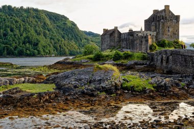 Gün batımında Duich Gölü 'ndeki Eilean Donan Kalesi, Dornie, Batı İskoçya, İngiltere. 19 Temmuz 2021
