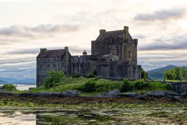 Gün batımında Duich Gölü 'ndeki Eilean Donan Kalesi, Dornie, Batı İskoçya, İngiltere. 19 Temmuz 2021