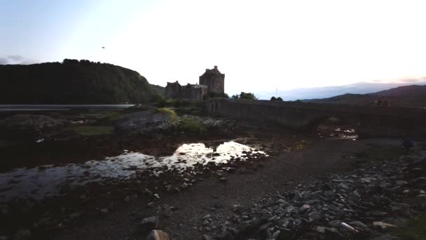 イリアン ドナン城 Eilean Donan Castle イギリス スコットランド 西部のドーニー州 日没時にオランダにある城 2021年7月19日 — ストック動画