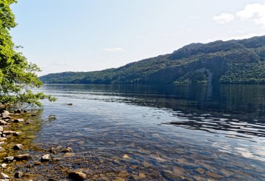 İskoçya, Ness Gölü 'nün manzarası - 20 Temmuz 2021. Loch Ness 'in genişliğindeki İskoç dağlarının güzelliği..