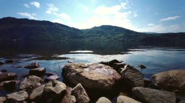 İskoçya, Ness Gölü 'nün manzarası - 20 Temmuz 2021. Loch Ness 'in genişliğindeki İskoç dağlarının güzelliği..
