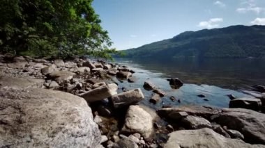 İskoçya, Ness Gölü 'nün manzarası - 20 Temmuz 2021. Loch Ness 'in genişliğindeki İskoç dağlarının güzelliği..