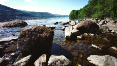 İskoçya, Ness Gölü 'nün manzarası - 20 Temmuz 2021. Loch Ness 'in genişliğindeki İskoç dağlarının güzelliği..