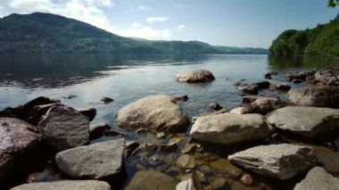 İskoçya, Ness Gölü 'nün manzarası - 20 Temmuz 2021. Loch Ness 'in genişliğindeki İskoç dağlarının güzelliği..