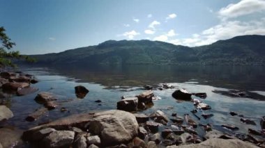 İskoçya, Ness Gölü 'nün manzarası - 20 Temmuz 2021. Loch Ness 'in genişliğindeki İskoç dağlarının güzelliği..