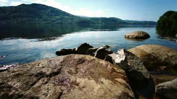 Kajakken Het Water Van Het Loch Ness Schotse Hooglanden Loch — Stockvideo