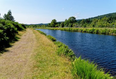 Caledonia Kanalı 'nın kıyısından geçerek Loch Ness, Fort Augustus, Highland, İskoçya, Birleşik Krallık, Avrupa' ya doğru. 20 Temmuz 2021