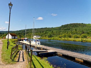 Caledonia Kanalı 'nın kıyısından geçerek Loch Ness, Fort Augustus, Highland, İskoçya, Birleşik Krallık, Avrupa' ya doğru. 20 Temmuz 2021