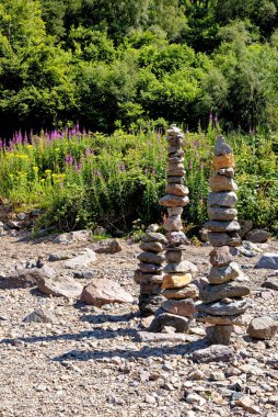 Loch Lochy - Caledonian Kanalı, İskoçya, İngiltere 'de taşların dengesi sağlandı. 20 Temmuz 2021
