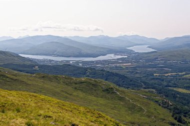 Ben Nevis 'ten Linnhe Gölü, Eil Gölü ve William Kalesi' ne (Birleşik Krallık 'ın en yüksek dağı, Ben Nevis deniz seviyesinden 1345 metre yüksekliktedir) doğru bakıyor. İskoçya, İngiltere - 20 Temmuz 2021