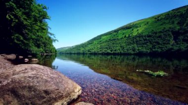 Loch Lochy - Caledonian Kanalı, İskoçya, İngiltere. İskoçya 'daki Loch Loch Lochy, İskoçya' nın Lochaber Highland bölgesinde büyük bir tatlı su gölüdür. Ortalama derinliği 70 metre. 20 Temmuz 2021