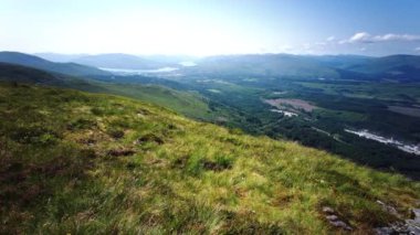 Ben Nevis 'ten Linnhe Gölü, Eil Gölü ve William Kalesi' ne (Birleşik Krallık 'ın en yüksek dağı, Ben Nevis deniz seviyesinden 1345 metre yüksekliktedir) doğru bakıyor. İskoçya, İngiltere - 20 Temmuz 2021