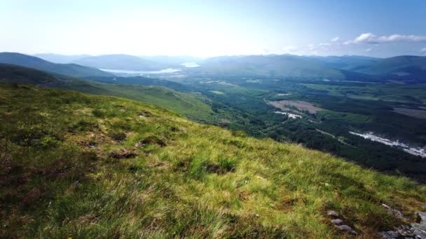 ネビス イギリスで最も高い山 ネビスは海抜1345メートルに位置しています からロッホ リンネ ロッホ イール ウィリアム砦への眺め スコットランド イギリス — ストック動画