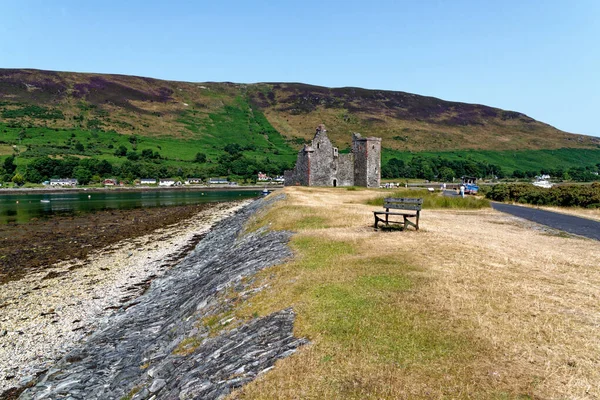 Lochranza Kalesi 'nin Arran Adası' ndaki Lochranza 'nın ortasındaki harabe. Lochranza, Arran, Kuzey Ayrshire, İskoçya - 21 Temmuz 2021