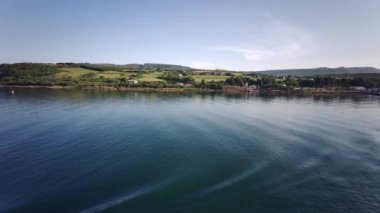 Ardorssan 'a giden Caledonian MacBrayne feribotu Brodick limanından - Arran Adası - İskoçya, İngiltere - 21 Temmuz 2021