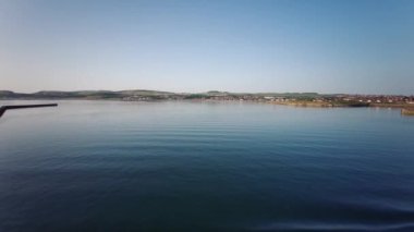 Ardorssan 'a giden Caledonian MacBrayne feribotu Brodick limanından - Arran Adası - İskoçya, İngiltere - 21 Temmuz 2021