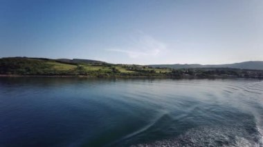Ardorssan 'a giden Caledonian MacBrayne feribotu Brodick limanından - Arran Adası - İskoçya, İngiltere - 21 Temmuz 2021
