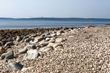 İskoçya 'nın Arran Adası' ndaki Machrie Körfezi 'nde yazın çakıl taşı plajı