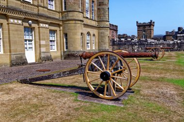 Culzean Kalesi 'nin önündeki toplar - Maybole, Carrick İskoçya' nın Ayrshire Sahili, İngiltere. 22 Temmuz 2021