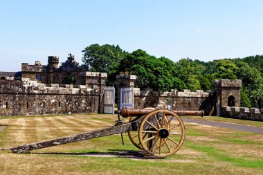 Culzean Kalesi 'nin önündeki toplar - Maybole, Carrick İskoçya' nın Ayrshire Sahili, İngiltere. 22 Temmuz 2021