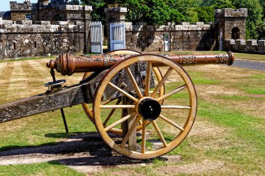 Culzean Kalesi 'nin önündeki toplar - Maybole, Carrick İskoçya' nın Ayrshire Sahili, İngiltere. 22 Temmuz 2021