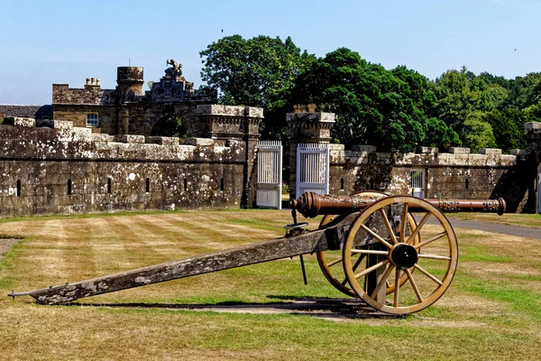 Culzean Kalesi 'nin önündeki toplar - Maybole, Carrick İskoçya' nın Ayrshire Sahili, İngiltere. 22 Temmuz 2021