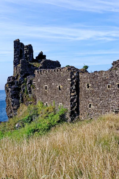 Ayr, İskoçya 'nın güneyindeki Ayrshire sahilindeki 13. yüzyıl Dunure Kalesi' nin kalıntıları. 22 Temmuz 2021