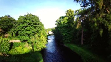 Alloway, İskoçya 'daki Burns Ulusal Miras Parkı' ndaki River Doon. 22 Temmuz 2021