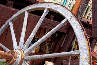 Vintage - Wooden Wagon Wheel 'in Detayları - Anchor Bay' deki Temel Reis Köyü - Sweethaven Village - Malta. 1 Şubat 2016