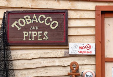 Anchor Bay 'deki Temel Reis Köyü' ndeki Tütün Dükkanı - Tatlı Köy - Malta. 1 Şubat 2016