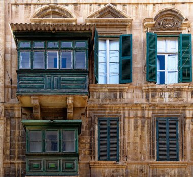 Geleneksel Malta klasik evi, ön detaylar, eski tarz bina. Malta 'nın başkenti Valletta şehri. Seyahat yeri Avrupa - 2 Şubat 2016
