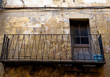Geleneksel Malta klasik evi, pencere detayları. Malta 'nın başkenti Valletta şehri. Seyahat yeri Avrupa - 2 Şubat 2016